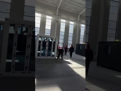 Dom z drzwiami ze stali i aluminium