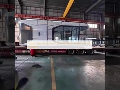 Kapsuła kosmiczna 11,5 m z panelami słonecznymi i oświetleniem LED