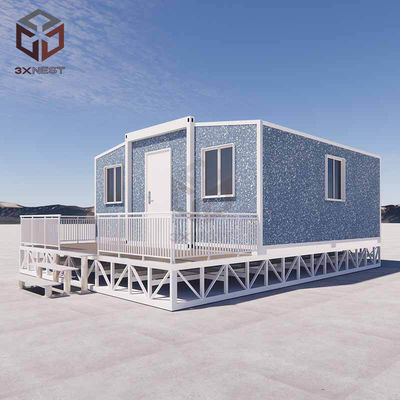 Modularny dom z balkonem i schodami